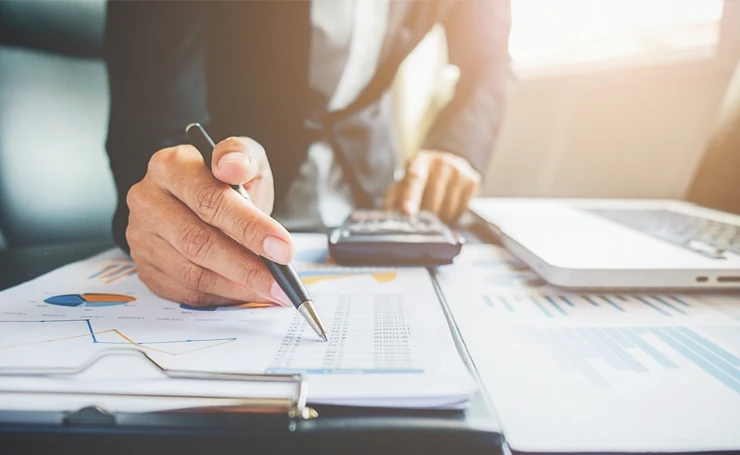 Planification financière pour le financement des technologies durables. Un entrepreneur analysant des données financières pour des investissements dans les technologies vertes.